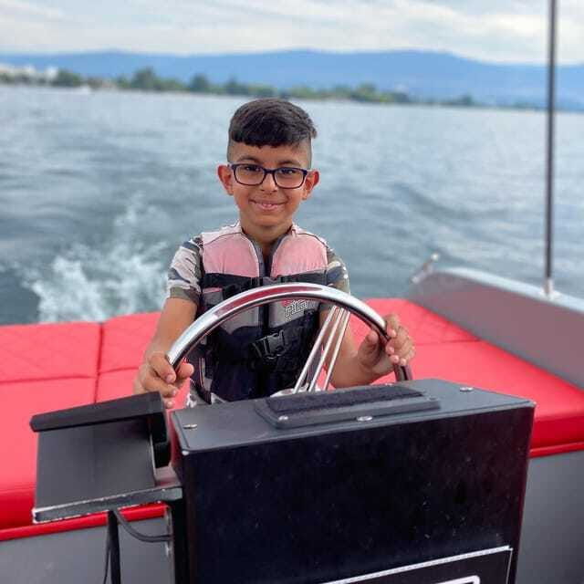 kelowna-private-electric-boat-tour-with-bluetooth-speaker