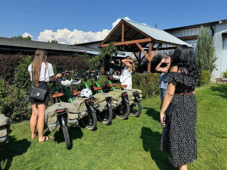 kelowna-wine-tasting-by-e-bike-smartphone-guide-lunch