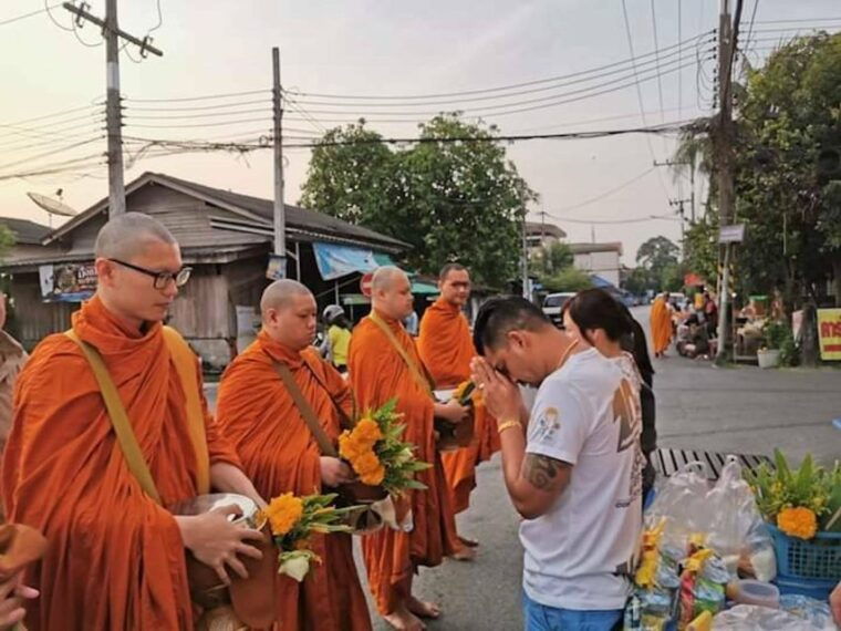 krabi-highlights-walking-tour-with-buddhist-alms-ceremony