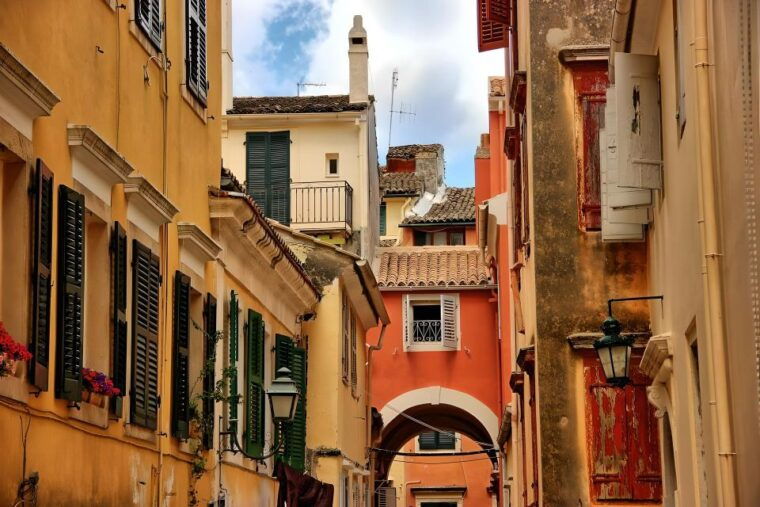lets-get-lost-in-the-alleys-of-corfu-old-town