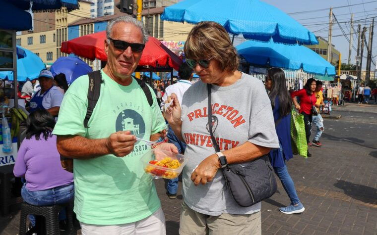 lima-bizarre-tour-in-gamarra-witches-market