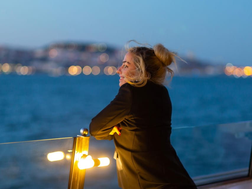 lisbon-nighttime-city-lights-river-cruise