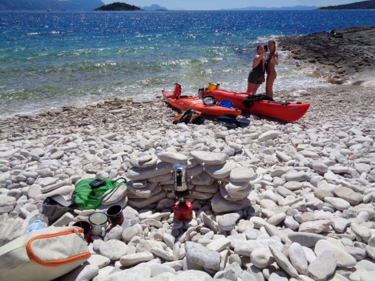 lumbarda-half-day-kayaking-and-history-with-wine-delight