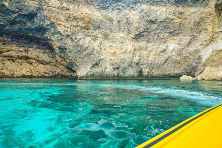 malta-blue-lagoon-caves-around-comino-private-speedboat