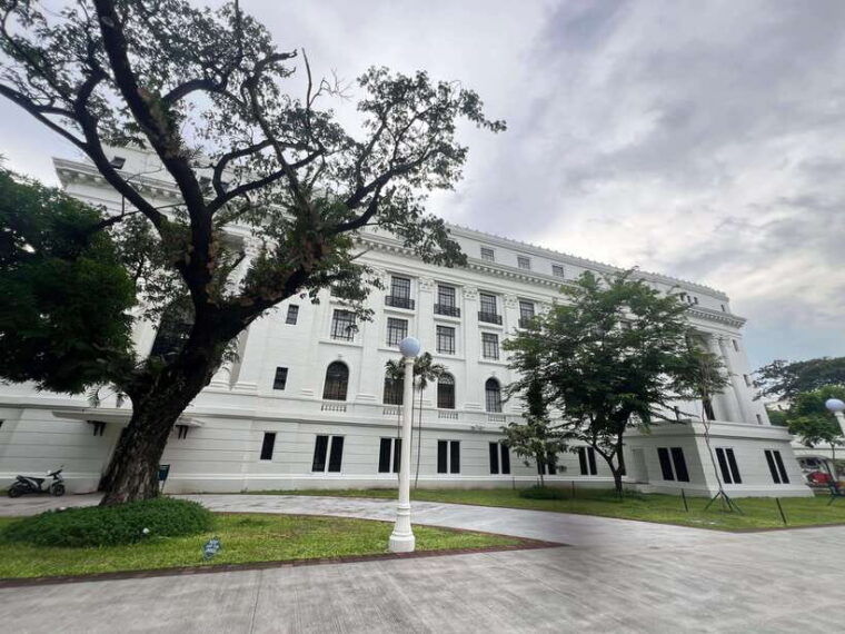 manila-one-on-one-walking-tour-with-mobile-photography