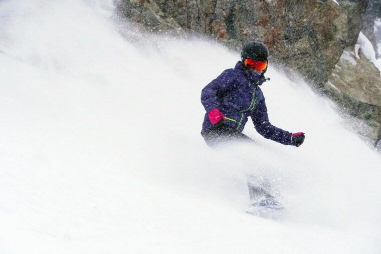 montreal-guided-skiing-or-snowboarding-in-quebec-forests