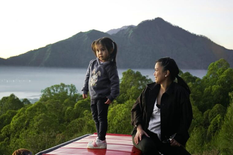 mount-batur-sunrise-jeep-photographer-natural-hot-spring