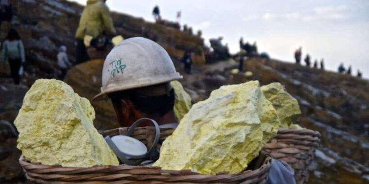 mount-bromo-and-ijen-crater-tour-from-surabaya-malang