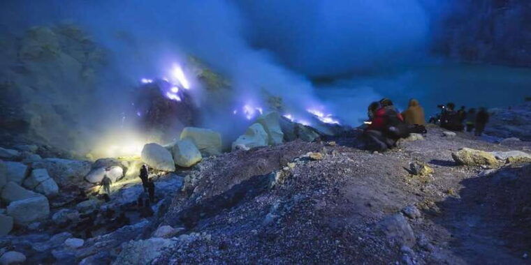 mount-ijen-volcanic-crater-overnight-trip-from-bali