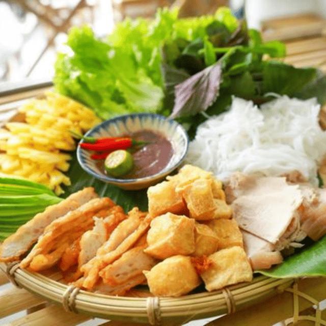 must-try-tour-local-food-tour-with-train-street