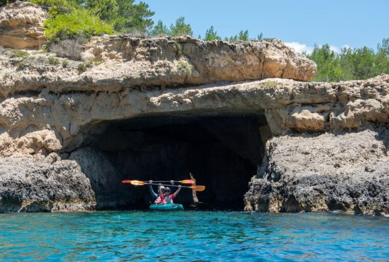 navarino-bay-sea-kayaking-with-lunch