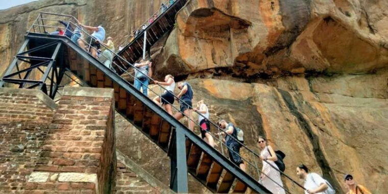 negombo-sigiriya-rock-and-minneriya-national-park-day-tour