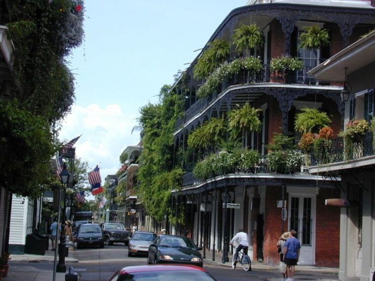 new-orleans-city-cemetery-tour-by-air-conditioned-minibus