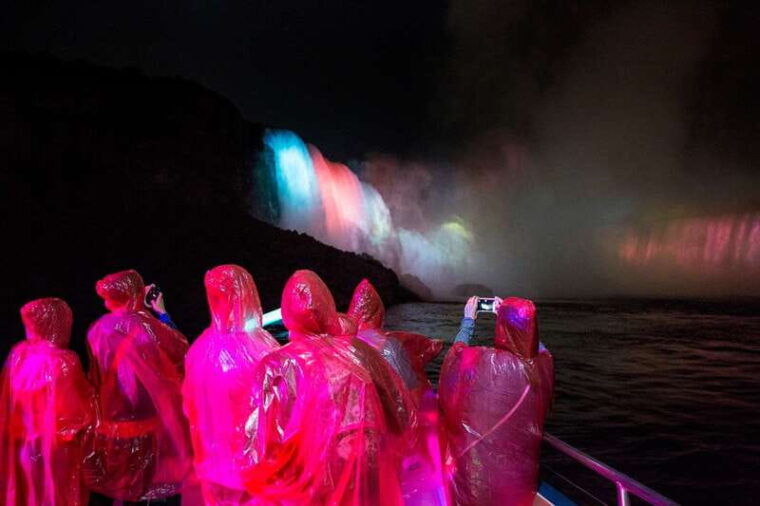 niagara-falls-canada-evening-fireworks-cruise