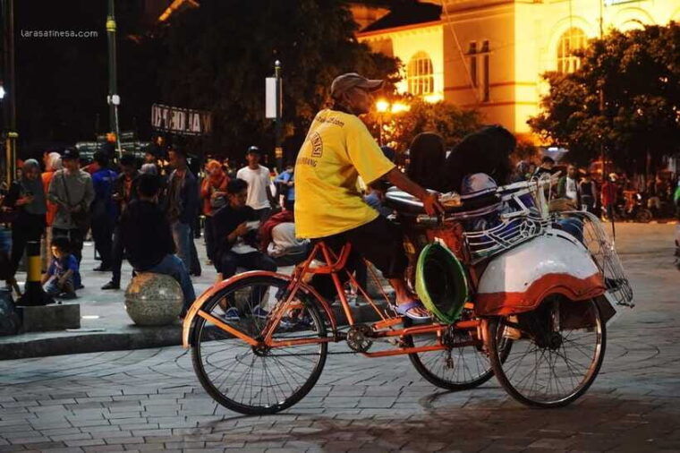 night-street-food-and-cultural-walking-tour