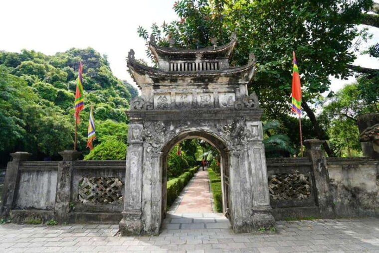 ninh-binh-1-day-with-tam-coc-hoa-lu-and-mua-cave-buffet