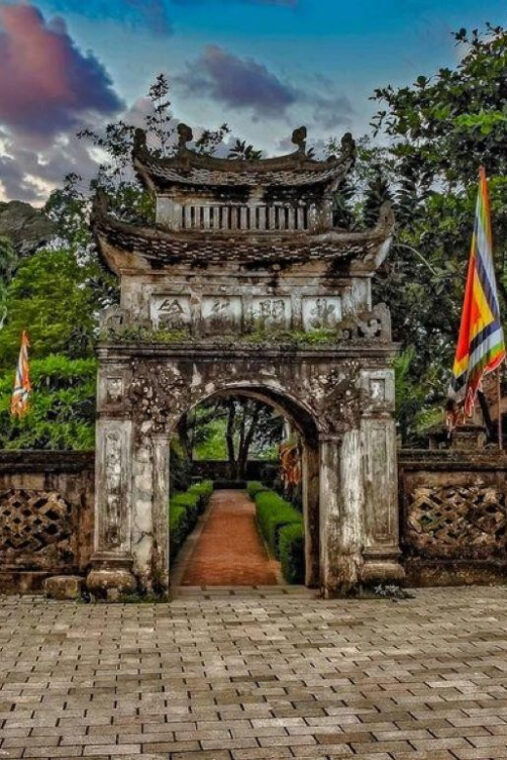 ninh-binh-day-trip-hoa-lu-trang-an-cycling-boat
