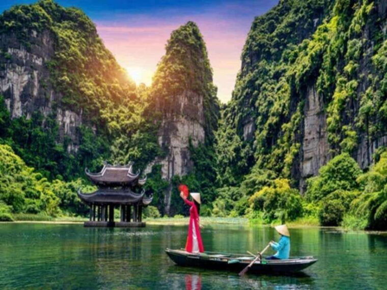 ninh-binh-travel-to-hoa-lu-trang-an-with-small-group-tour
