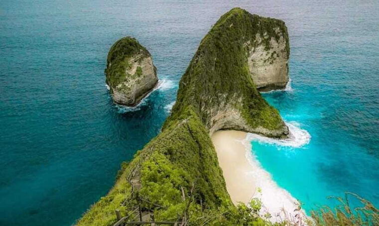 nusa-penida-local-driver-with-motorbike-as-guide