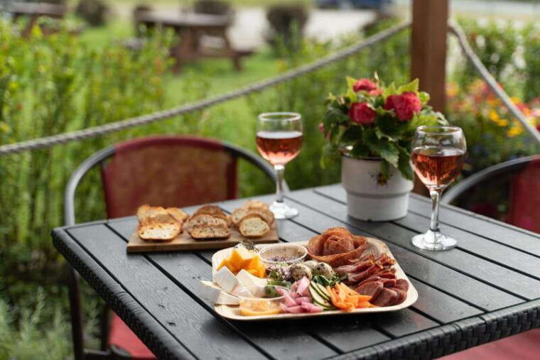 okanagan-bee-tour-wine-tasting-and-lunch-at-kelowna-winery