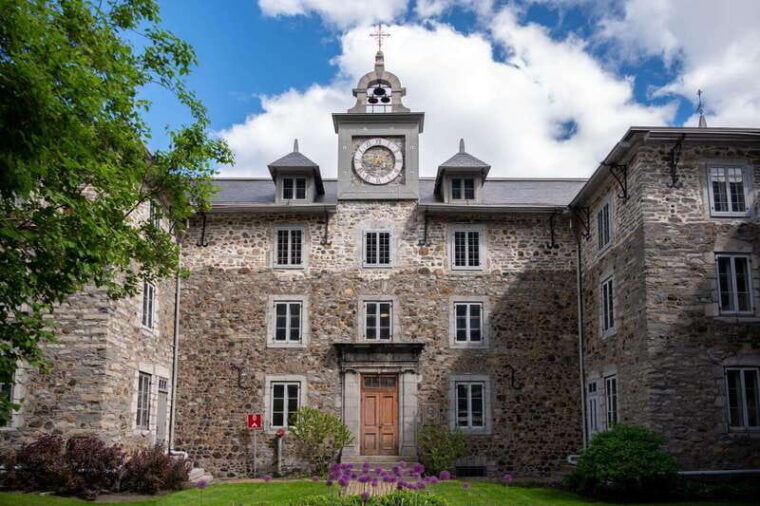 old-montreal-private-walking-tour-with-cruise-tickets