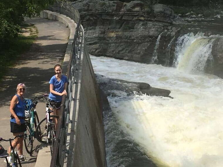 ottawa-guided-bike-tour-through-ottawa-and-gatineau