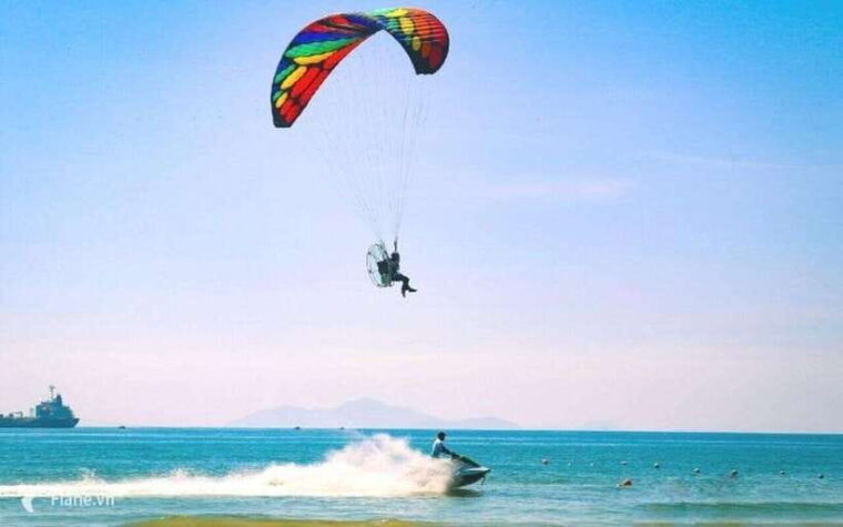 paragliding-and-seeing-da-nang-from-above-is-wonderful