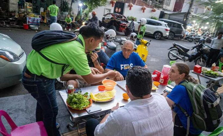 phnom-penh-morning-foodie-market-tour-by-vespa