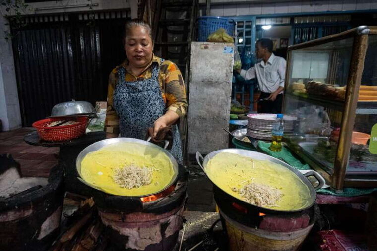 phnom-penh-night-foodie-tour-by-tuk-tuk-with-drinks