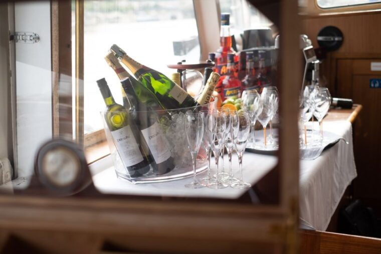 prague-vltava-river-private-boat-party-with-drinks
