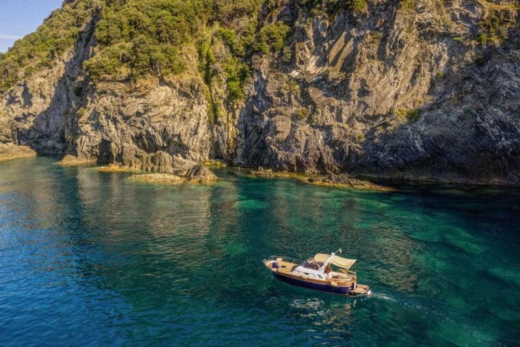 private-boat-tour-to-the-cinque-terre-fd