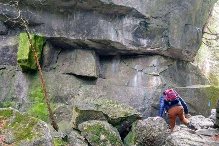 private-metcalfe-duncan-caves-hike-collingwood-blue-mountain