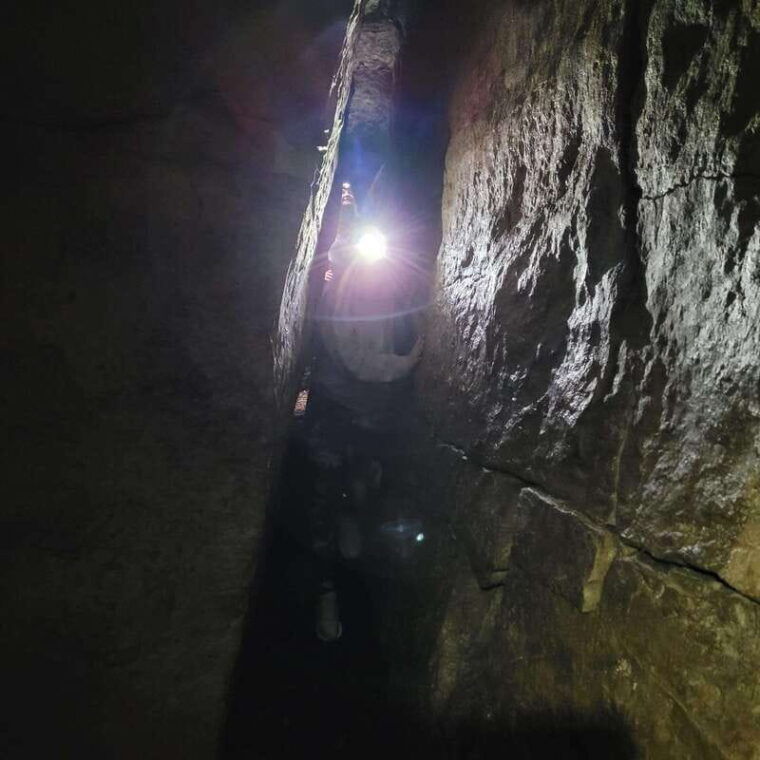 private-singhampton-caves-hike-collingwood-blue-mountain