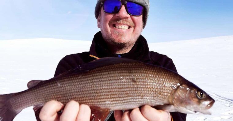 pyhatunturi-winter-fishing-with-local-fisherman