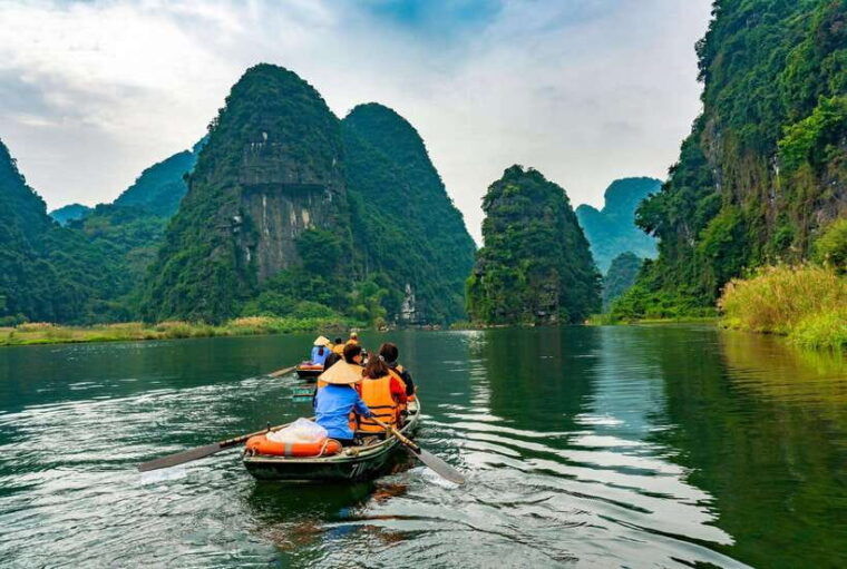 quang-phu-cau-incense-village-with-boat-trip-or-pagoda