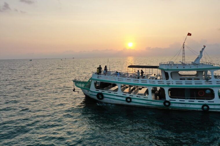 redrivertours-enjoying-sunset-night-squid-fishing-2