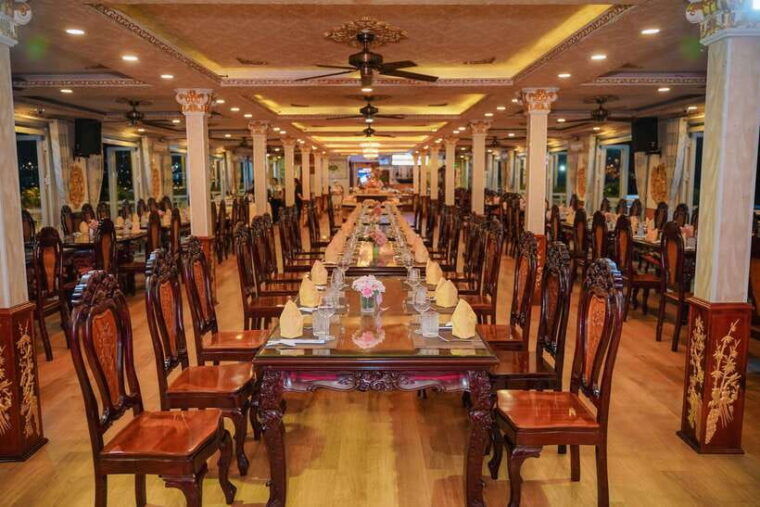 saigon-by-night-and-dinner-on-cruise