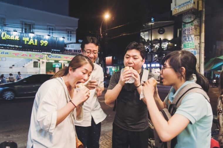 saigon-street-food-and-sightseeing-with-female-rider