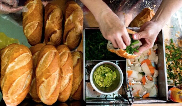 saigon-street-food-tasting-sightseeing-tour-by-motorbike