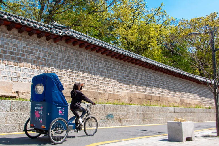 seoul-bukchon-hanok-village-pedicab-tour