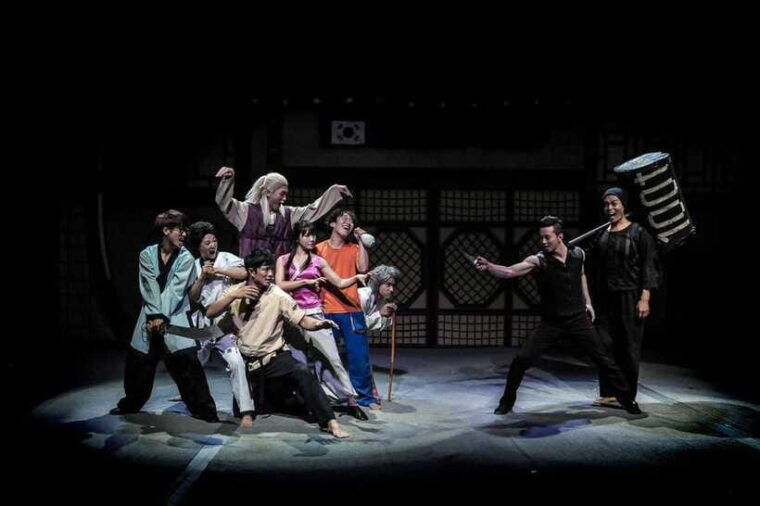 seoul-comic-martial-arts-performance-jump