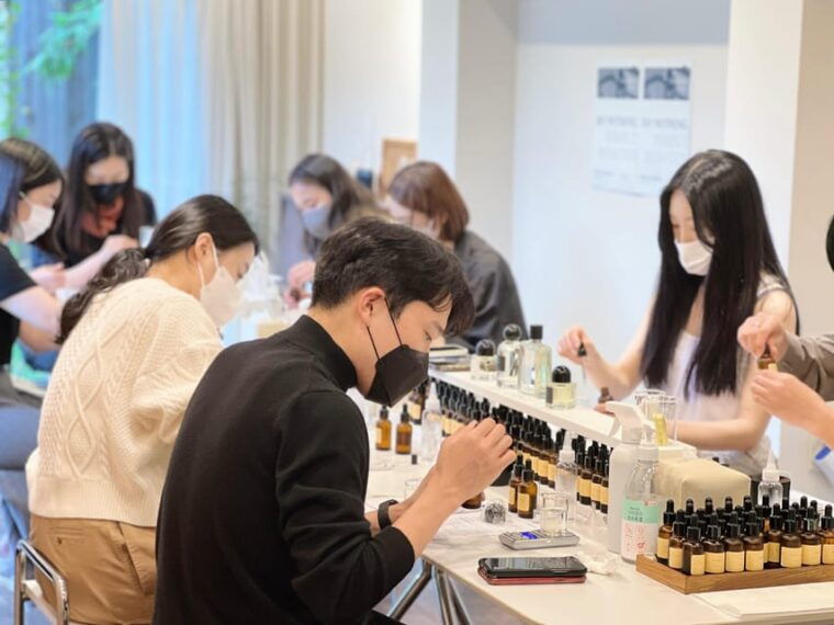 seoul-create-your-own-natural-perfume-with-a-perfumer