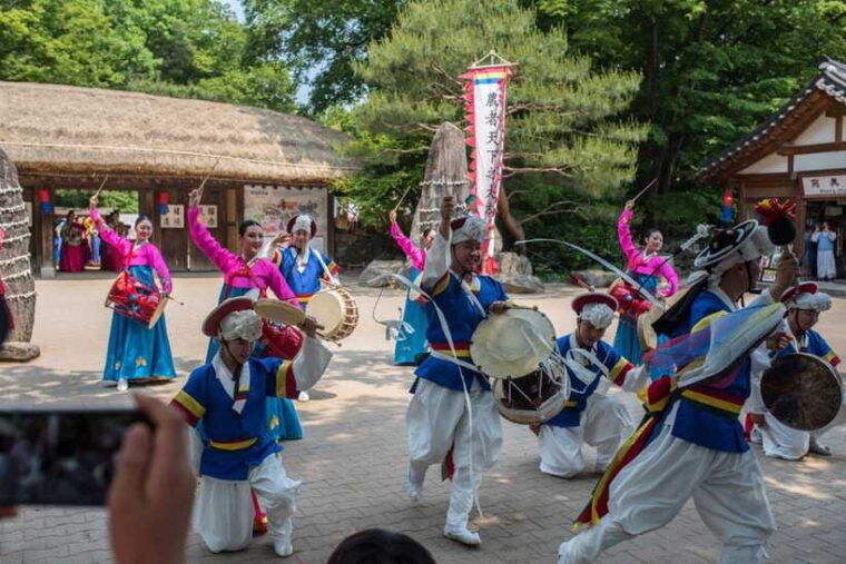 seoul-hwaseong-fortress-folk-village-and-starfield-library