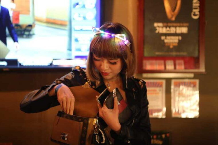 seoul-itaewon-hipster-street-premium-pub-crawl-drag-show