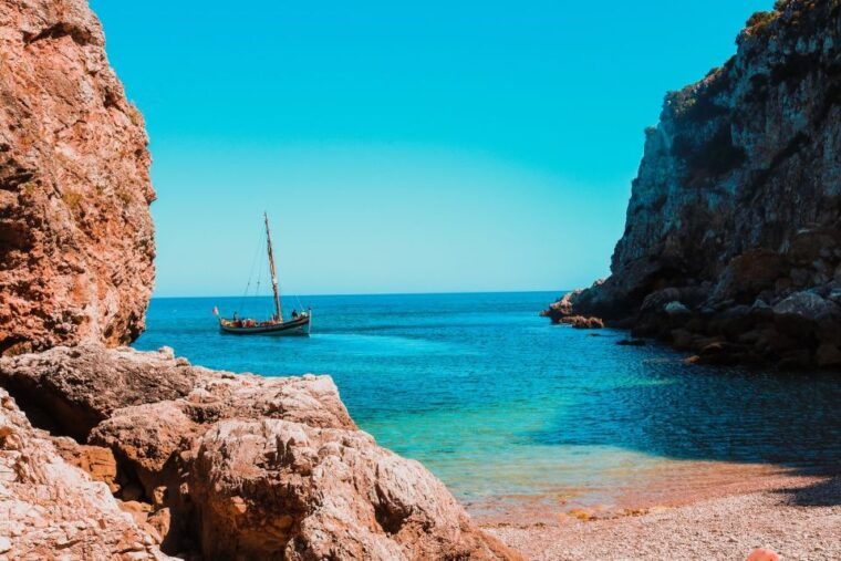 sesimbra-arrabida-beaches-caves-boat-tour-with-snorkeling