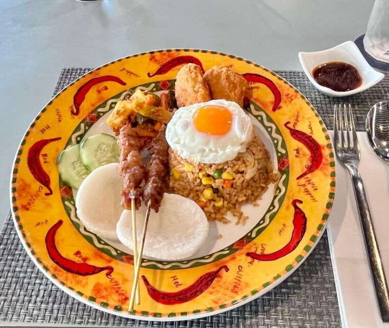 singapore-southern-island-cruise-dining-at-clubhouse