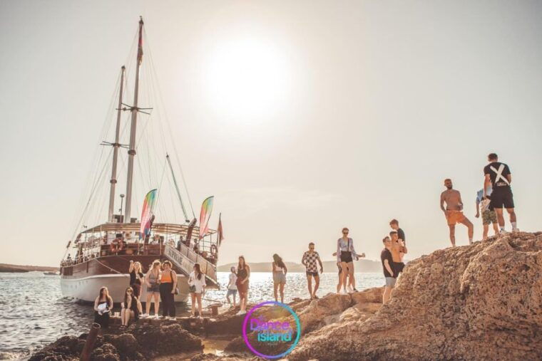 sliema-sailboat-party-with-an-open-bar-food-and-swimming