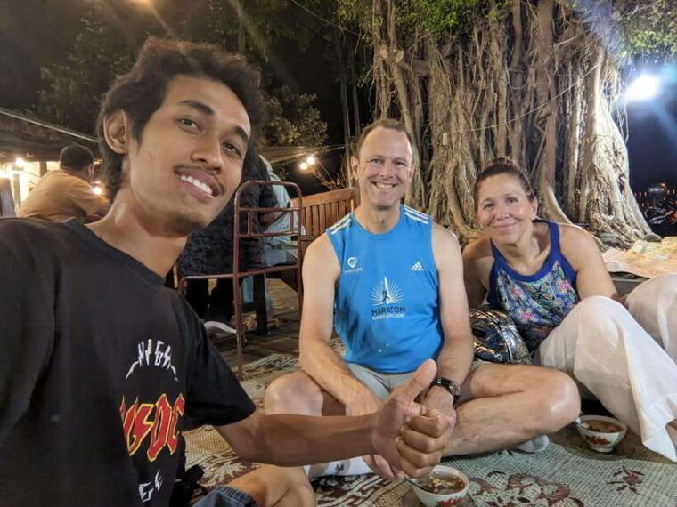 street-food-tasting-by-walking