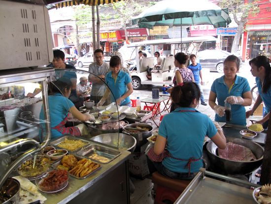 street-food-tour-hanoi-and-train-street-experience