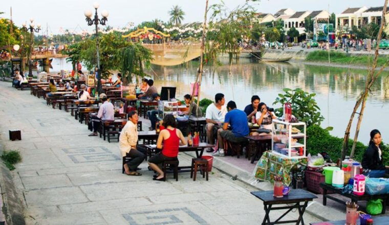 street-food-walking-tour-in-hoi-an-with-5-local-tastings